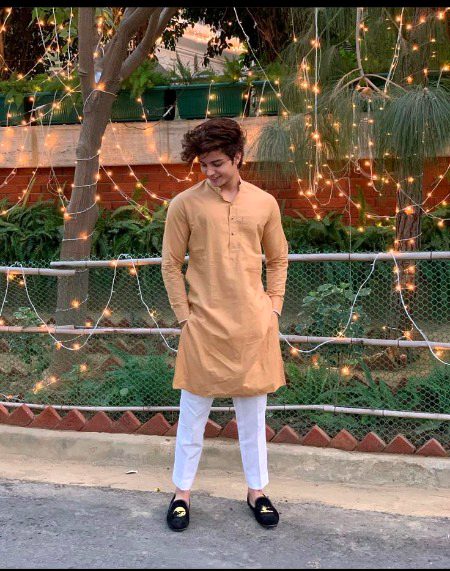 نہ کوئی غرور، نہ کوئی دکھاوا،  
بس اپنی ثقافت کا خاموش دعویٰ