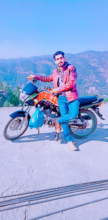 Main tere saye se bach bach k chala hun aksar....
Meri manzil teri manzil se juda ho jaisay....