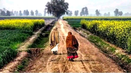 دور  تک  ساتھ  دیا  کرتی  ہیں  آنکھیں  ان  کی 
تونے دیکھے ہیں کبھی گاؤں سے جاتے ھوۓ لوگ