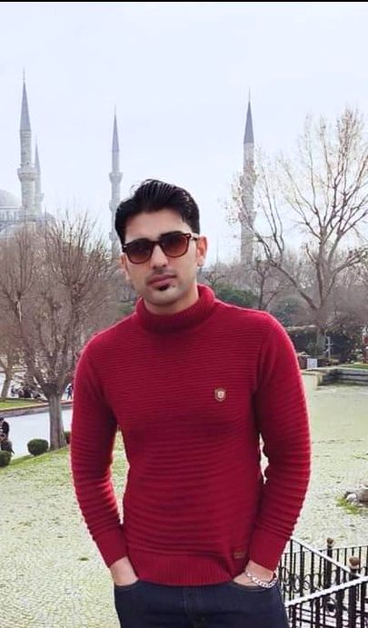 کون ہے جو میرے سینے میں
دل بن کے دھڑکتا ہے