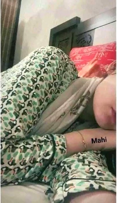 تجھ کو معلوم کہاں پیاس کے معنی ہمدم.
تو نے دیکھی بھی ہے جلتی ہوئی حسرت کوئی؟.
سانس رکتا ہے لہو نبض میں جم جاتا ہے .
تو نے دیکھی بھی ہے مرتی  ہوئی قربت کوئی💔Unzii🥀