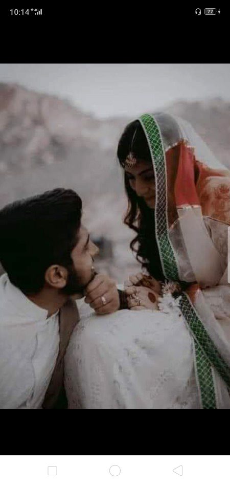 برسا برس سے مانگی دُعا قبول ہوئی ہے
آج کلیاں آنگن کی گھل کر پُھول ہوئی ہے ۔
آج دیکھا ہے اُسنے نگاہ بھر کے مُجھے
آج بات کوئ خلافِ معمول ہوئی ہے
کیا ہے قبول اِس نے نذرانہ دِل
لگ محبّت میں پائی پائی وصول ہوئی ہے ۔۔
وہ پڑھتے ۔پڑھاتے ہے مُجھکو ۔محبّت کے قائدے
اُنکی طرف سے بڑی با ادب ۔با اصول ہوئی ہے
میں شریر ہوں ذرا ۔کرتا ہوں شوخیاں
گستاخیاں میری ۔ذرا جو اُنکو قبول ہوئی ہے🔥 Mahii 💔
