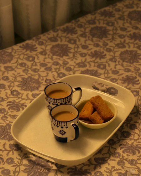 چائے سے عشق ہے میرا نرالا 
ایک کپ پیا اور دوسرا بنا ڈالا