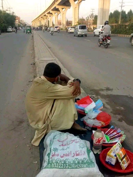 مری ہَمدم کو شکوہ ہے کہ میں کُچھ بھی نہیں کرتا..
مِرے بچّے سمجھتے ہیں.... کہ قسمت میں بناتا ہُوں..