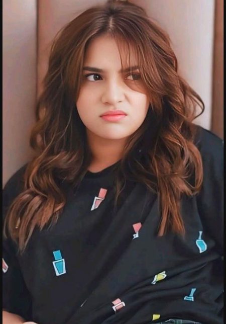 اچھی لڑکیوں کی چند نشانیاں ملاحظہ فرماٸیں 
... اچھی لڑکیاں 6 گھنٹے سے زیادہ نہیں سوتیں
... اچھی لڑکیاں منہ پھاڑ کر نہیں ہنستی، البتہ منہ پھاڑ کر رو ضرور سکتی ہیں
... اچھی لڑکیاں شام کو بلاوجہ اداس ہوجاتی ہیں،
... اچھی لڑکياں شاپنگ کے لیے ضد نہیں کرتیں، اچھی لڑکياں گھر میں  اچھی لگتی ہیں
... اچھی لڑکياں یا تو فوجیوں پر مرتی ہیں یا پھر ترک لڑکوں پر
... اچھی لڑکیاں زیادہ آکسیجن نہیں لیتیں
... اچھی لڑکیاں لسی اور کولڈ ڈرنک نہیں پیتیں بس پانی پیتی ہیں
... اچھی لڑکیاں میٹھا نہیں کھاتی
... اچھی لڑکياں کھٹا نہیں کھاتیں
... اچھی لڑکیاں نمکین نہیں کھاتیں
... کچھ نہیں کھاتیں
... ڈاٸیٹنگ کرتی ہیں
... پتلی ہوجاتی ہیں
... اور آخر کار مر جاتی ہیں
... اچھی لڑکياں قبر میں ہی اچھی لگتی ہیں
اچھی لڑکیوں کو مر ہی جانا چاہیے 
بس بات ختم