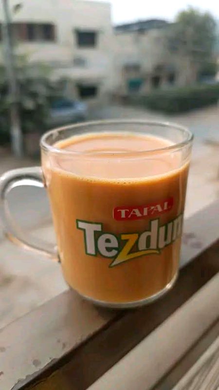 دل جلاتی ہے، چائے کی پیالی 
آزماتی ہے ، چائے کی پیالی 
سرد موسم کی بھیگی راتوں میں
 یاد آتی ہے چائے کی پیالی 
تو نہیں ہے مگر حقیقت میں تو
تو ہی لاتی ہے، چائے کی پیالی 
دم پہ رکھیں اگر وفاؤں کو 
 رنگ لاتی ہے،  چائے کی پیالی۔