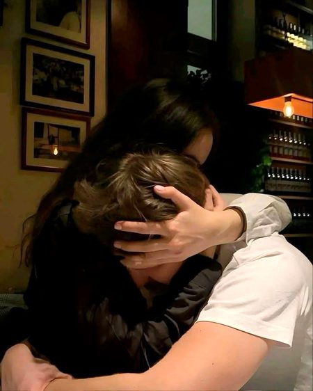 سُنو ؟🫶💏
,ہاں ہاں تم
اگر تُمھیں لگے کہ تُمھیں کوئی سُننے کی سکت نہیں کرتا
تو تم میرے پاس آجانا !
میں تُمھیں سارے کام چھوڑ کر پورے اطمینان سے سُنوں گا
اور بدلے میں کچھ نہی چاہوں گا
۔۔۔جب تمھاری اَنا کا بُت
کوئی توڑ ڈالے
غرور پاش پاش کردے
سُنو خوش فہم.. !!
جب رونے کو جی چاہے
تو
میرا کندھا
یاد رکھنا۔۔۔ 🔥