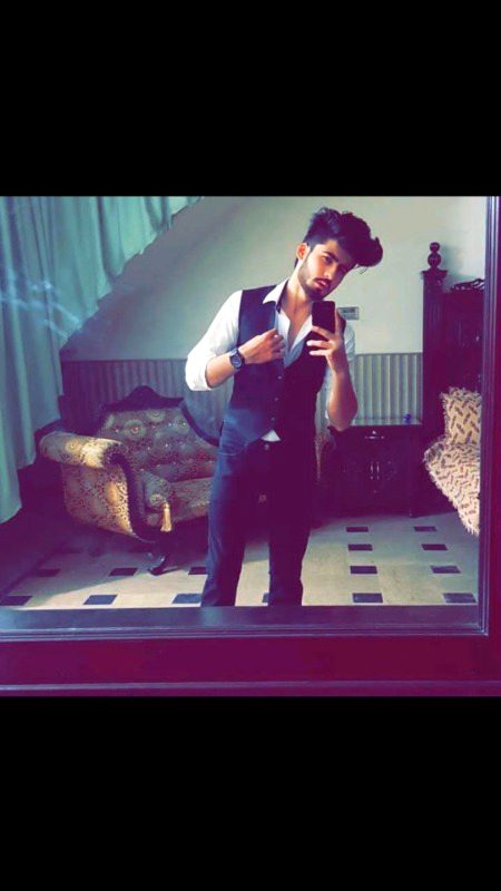 وہ اتنا پیارا ہے یار 
کے میں اس کے لئے صدیوں بھی انتظار کر سکتی ہوں