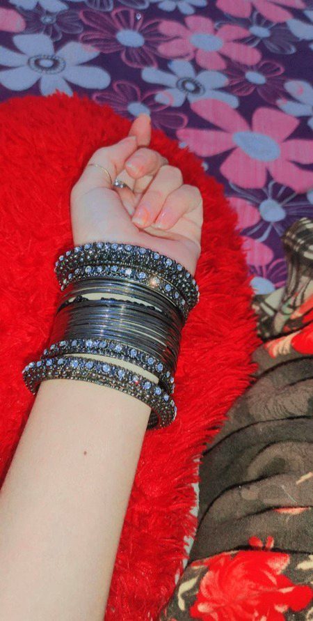 Uski chudiyon ki khanak uski
Woh bindiya ki chamak
Uski chudiyon ki khanak uski
Woh bindiya ki chamak
Haai kajre ki gazab dhaar ne
Sone na diya
Haii Kajre ki gazab dhaar ne
Sone na diya