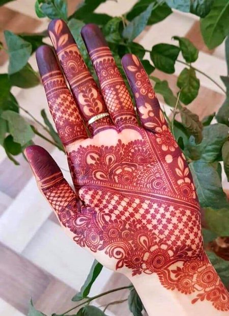 اے چاند کو توڑ کر پھر جوڑنے والے آجا 
ہم بھی ٹوٹی ہوئی تقدیر لئے بیٹھے ہیں 
صلی اللّٰہ علیہ وآلہ وسلّم 🤍