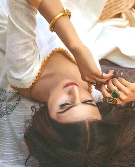 تُم مُجھ کو اَپنا کہتے ہو
کہہ لینے سے کیا ہوتا ہے؟