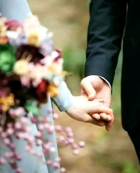 ہمیں شوق ہے تجھ سے گفتگو کرنے کا 
ورنہ وقت تو ہم خود کو بھی نہیں دیتے .