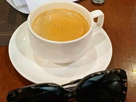 پُر تکلف سی مہکتی ، وہ سُہانی چائے
اب کہاں ، ھم کو میسر ھے تمہاری چائے
میں نے چینی کی بھی مقدار ، بڑھا کر دیکھا 
بن تیرے لگتی ھے ، کڑوی کسَیلی چائے💕
