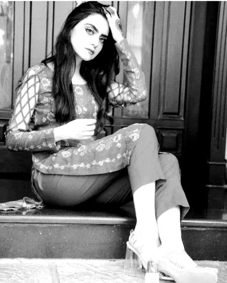 کچھ بکھری ہوئی یادوں کے قصے بھی بہت تھے
کچھ اس نے بھی بالوں کو کھلا.چھوڑ رکھا تھا.🍁