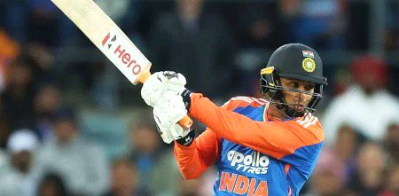 بھارت کے جارح مزاج اوپنر ابھیشیک شرما نے سید مشتاق علی ٹرافی کے میچ میں 12 گیندوں پر نصف سنچری جڑ دی۔