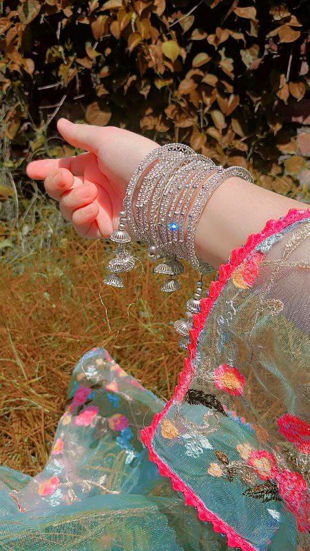 اگر من پسند شخص ہی ساتھ نہ ہو تو
دنیا کی سب آسائشیں ہوتے ہوئے بھی سکون نہیں ہوسکتا
پھر زندگی جی نہیں جاتی بس گزاری جاتی ہے_