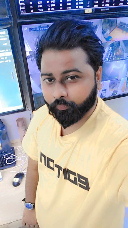 یہ آئینہ کیا دے گا تمہیں، تمہاری شخصیت کی خبر 
کبھی میری آنکھوں سے دیکھو، کتنے لاجواب ہو تم