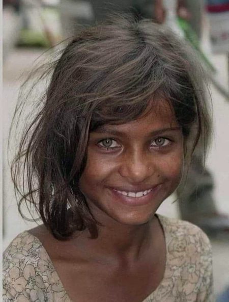 رنگت کے طعنے سہتے ، مفلسی کا بوجھ لیے،
ہم کبھی کبھار جو مسکراتے ہیں، کمال کرتے ہیں ۔۔💕