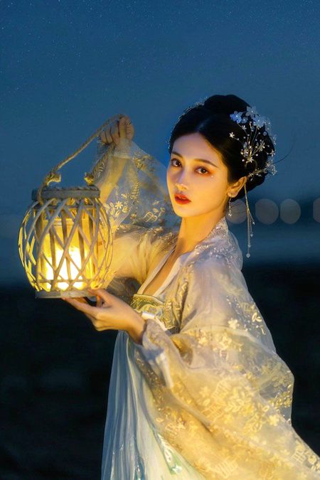 جانے تری نہیں کے ساتھ کتنے ہی جبر تھے کہ تھے. . 
میں نے ترے لحاظ میں تیرا کہا نہیں کیا. . . 
مجھ کو یہ ہوش ہی نہ تھا تو مرے بازوؤں میں ہے. . . 
یعنی تجھے ابھی تلک میں نے رہا نہیں کیا. . .