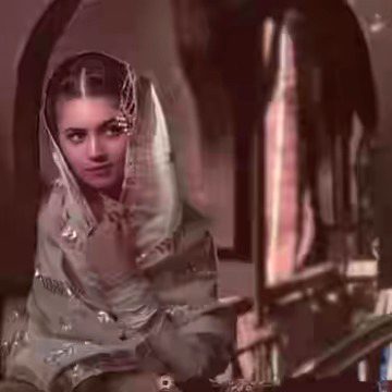رفتہ رفتہ عریانی تک آ پہنچے
جن کو تھی پوشیدہ رہنے کی عادت