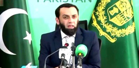 وفاقی وزیر برائے اطلاعات عطا تارڑ کا کہنا ہے کہ پی ٹی آئی پر پابندی قانونی مسئلہ ہے جس پر بات چیت ہورہی ہے۔
پروگرام ’اعتراض ہے‘ میں گفتگو کرتے ہوئے وفاقی وزیر اطلاعات عطا تارڑ نے کہا کہ پی ٹی آئی پہلے ہی تقسیم کا شکار ہے اس کا نشان پہلے سے ہی مری ہوئی ہے۔
انہوں نے کہا کہ عمران خان اور ان کی پارٹی کے انتہا پسند لوگوں سے بات چیت نہیں ہوسکتی، جو ریاست، فوج پر حملے گا ان کے خلاف مقدمات نہیں بلکہ سزائیں ملیں گی۔