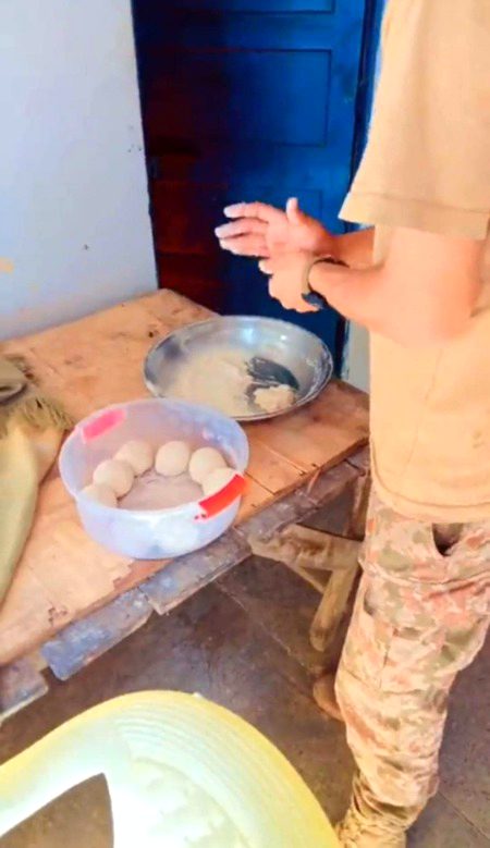 ایک سال پہلے گرل فرینڈ کی وفاداری چیک کرنے کیلئے اپنے دوست کو اُسکا نمبر دیا تھا آج انکا ولیمہ ہے۔
😳😳😳foji