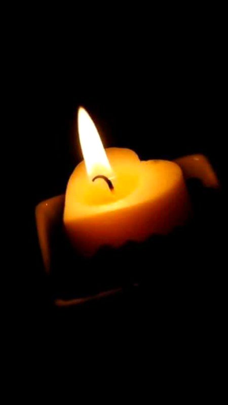 انسان بہت گہرا ہوتا ہے ۔۔۔۔۔۔
یہ ایک ہی وقت اپنے دل میں نجانے کتنے راز دکھ درد اور اپنی عمر کی کئی داستانیں چھپائے پھرتا ہے۔۔۔۔
بلند قہقوں میں آنکھوں کے کناروں میں چھپی نمی کو بہت مہارت سے اندر پیتا ہے۔۔۔۔
ہر لمحہ بدلتے موسم کی زد میں آ کر کئی رنگ بدلتا ہے۔۔۔۔
اور اداس آنکھوں میں دنیا بھر کے زخم قید کئے مسکراتا ہے۔۔۔۔
انسان سچ میں بہت گہرا ہوتا ہے۔۔۔۔