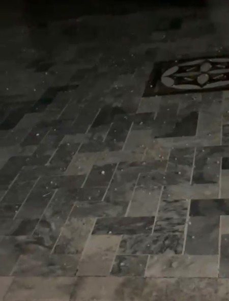 Rat ke barish k sat barf bari mosam bohot tandha ho gya  pankey ke Hawa se b tand lag rahe hy