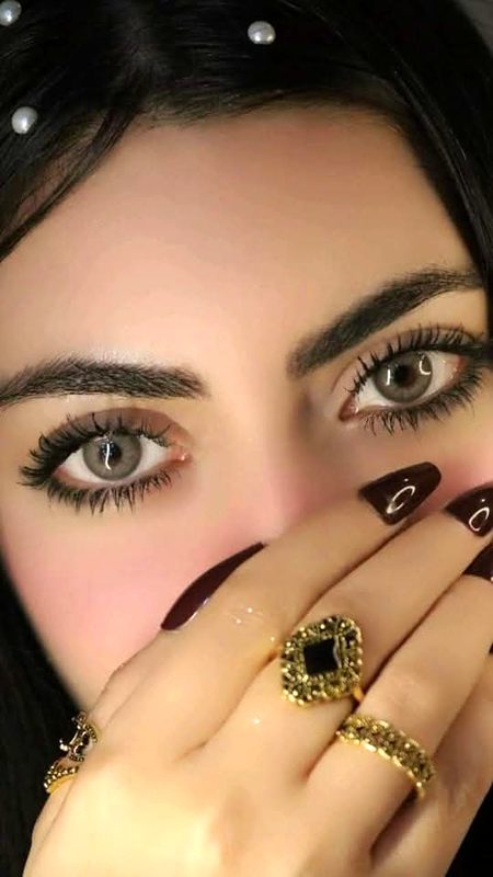 پابند کر گیا وہ مجھے لمحوں کی قید میں.
آنکھوں پہ اپنی یاد کے پہرے بٹھا گیا💔Unzii🥀