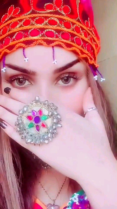 ہماری پہچان ہمارے تلخ لہجے سے ہوتی ہے
جھوٹ موٹ کی ڈرامے بازیاں ہم نہیں کرتے🔥