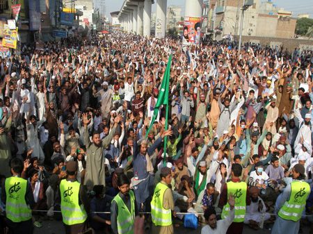 اگر جلسوں سے ھی فیصلہ کرنا ہے کہ قوم کس کے ساتھ ہے تو مقابلہ سب جماعتیں مل کر لبیک کے ساتھ کر لیں پتا چلے گا