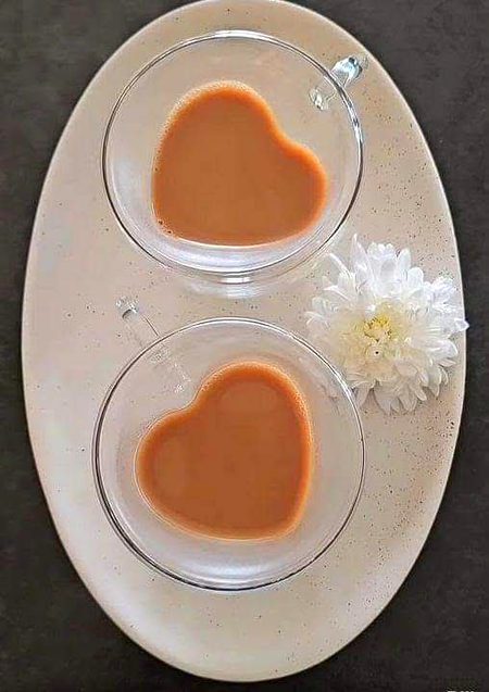 چسکا یہ چائے کا محبت سے بھی لذیذ ہے
عشق بھی پھیکا پڑ جائے چائے ایسی چیز ہے mentel chai Kasi ha