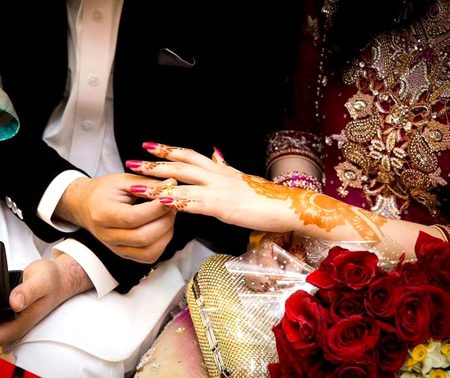 اے دلبر!
تم قابل رشک ہو
یقین جانو کیا ایسا بھی ممکن ہے کہ کوئی
میلوں دور ہوکے بھی
کسی شخص کے دل و ذہن پہ حکمرانی کرسکے؟
ہاں تم ہو،تم بالکل وہی ہو!
میرے دل کے حکمران ❤🌸