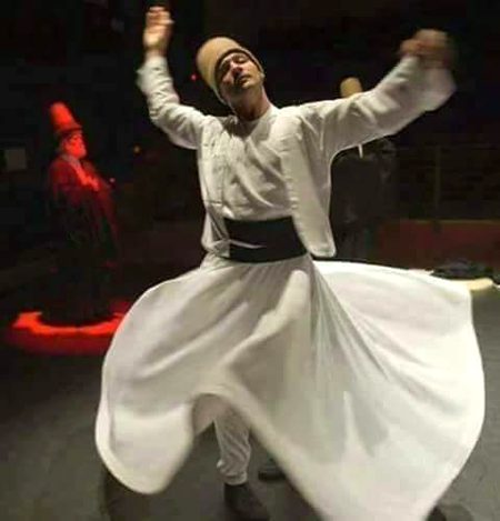 سمُندرِ عشق کی گہرائی کو نہ ناپ،
تصور میں یار کو رکھ اور ڈوبتا جا...❤