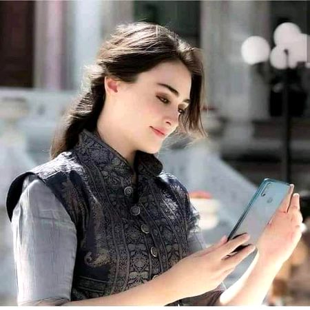 Kbhi  kitabon  mein  phool rkhna 
Khbi  darahton  py  naam  likhna  ❤