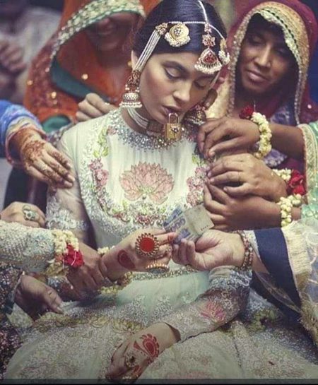 چپ، بول مت، فیصلہ ہے بزرگوں کا
سر جھکا، سنگھار کر، دفن ہو جا