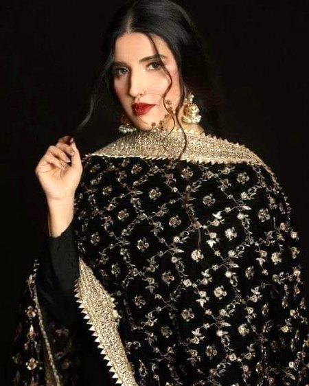 راس رہتی ہے محبت بھی کئی لوگوں کو..
وہ بھی عرشوں سے اتارے تو نہیں ہوتے نا.
اک شخص ہی ہوتا ہے متاع دل و جاں.
دل میں اب لوگ بھی سارے تو نہیں ہوتے نا۔💔Unzii🥀