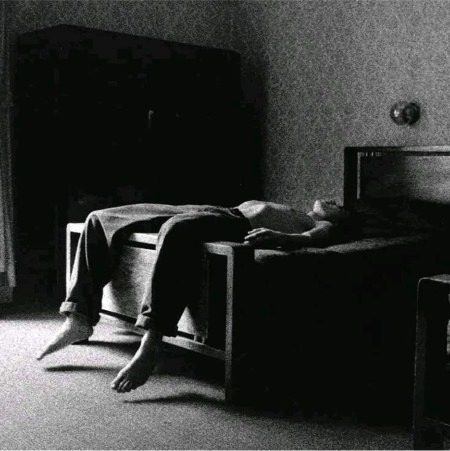 میں چاہتا تھا کہ دن گزر جائیں، اور میں
بھول جاتا کہ یہ میری زندگی ہیں