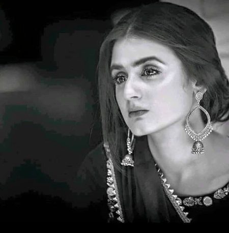 اور جب عورت اس کے راستے پہ چل پڑتی ہے تو وہ راستہ بدل لیتا ہے__