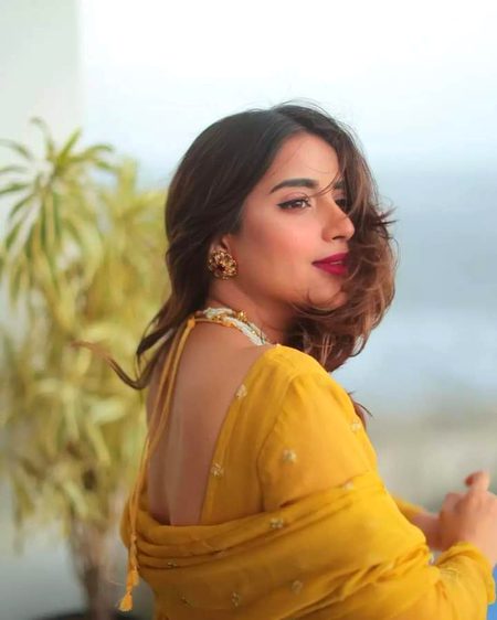 ہم جیسے لوگ صرف اس امید پہ زندگی کو گھیسٹے ہوۓ گزارتے ہیں۔۔۔۔ کہ چلو اگلے موڑ پہ سکون ہوگا۔۔🔥 Mahii 💔
