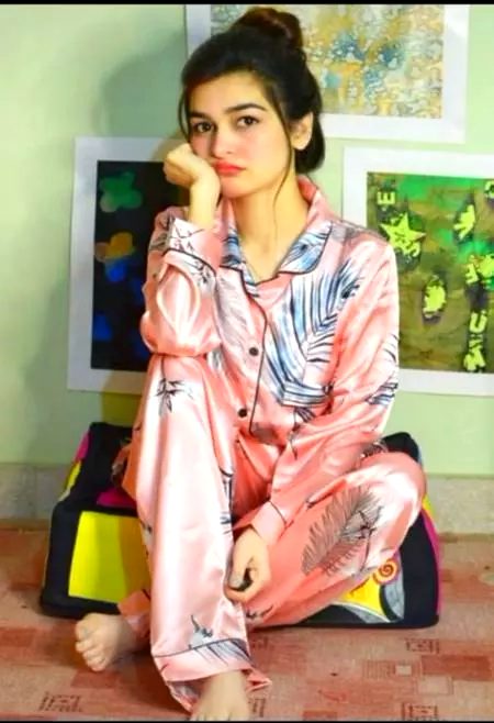 ﭘﻮﭼﮭﺎ ﺟﻮ ﮨﻢ ﻧﮯ ﮐﺴﯽ ﺍﻭﺭ ﮐﮯ ﮨﻮﻧﮯ
ﻟﮕﮯ ﮨﻮ ﮐﯿﺎ .. .
ﻭﮦ ﻣﺴﮑﺮﺍ ﮐﮯ ﺑﻮﻟﮯ ﭘﮩﻠﮯ ﺗﻤﮩﺎﺭﮮ
ﺗﮭﮯ ﮐﯿﺎ...