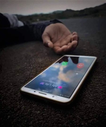 ﮐﺒﮭﯽ ﮐﺒﮭﯽ ﺟﺘﻨﯽ ﺩﯾﺮ ﮨﻤﯿﮟ ﻣﯿﺴﺞ ﭨﺎﺋﭗ ﮐﺮﻧﮯ ﻣﯿﮟ ﻟﮓ ﺟﺎﺗﯽ ﮨﮯ ﮐﮧ ﮐﯿﺎ ﻟﮑﮭﻮ ﮐﯿﺎ ﻧﮩﯿﮟ ۔ﺍﺗﻨﯽ ﮨﯽ ﺩﯾﺮ ﮨﻢ ﯾﮧ ﻃﮯ ﮐﺮﻧﮯ ﻣﯿﮟ ﻟﮕﺎ ﺩﯾﺘﮯ ﮨﮯ ﮐﮧ ﺳﯿﻨﮉ ﮐﯿﺎ ﺟﺎﺋﮯ ﯾﺎ ﻧﮩﯿﮟ ﮐﯿﺎ ﺳﺎﻣﻨﮯ ﻭﺍﻻ ﮨﻤﺎﺭﺍ ﻣﻨﺘﻈﺮ ﮨﻮﮔﺎ ﮐﯿﺎ ﻭﮦ ﺳﯿﻦ ﮐﺮﮮ ﮔﺎ ﺟﻮﺍﺏ ﺩﮮ ﮔﺎ۔