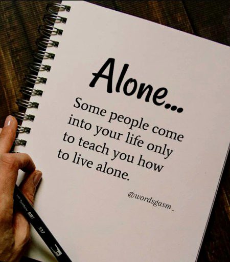 میں نے اکیلا رہ کر جانا
کہ خاموشی بھی ایک مکمل گفتگو ہوتی ہے۔"