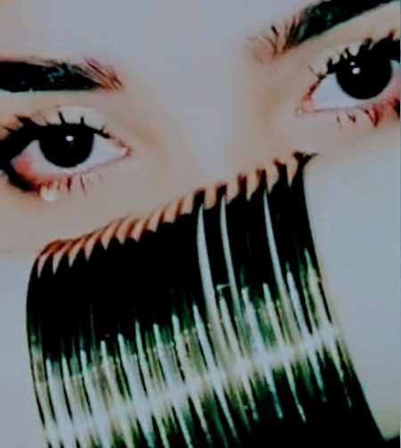 محبت  اور عشق سے بچ کے رہنا
محبت کا میم موت ہے اور عشق کا عین عذاب🔥
