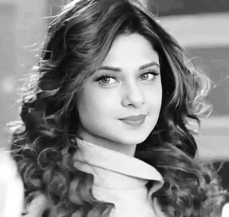 ﻣﺠﮭﮯ ﺧﺒﺮ ﮨﮯ ﮐﺲ ﻧﮯ ﮐﮩﺎﮞ ﭼﮭﻮﮌﻧﺎ ﮨﮯ ﻣﺠﮭﮯ
ﻣﯿﺮﮮ ﻋﺰﯾﺰ ﻣﯿﮟ ﭼﮩﺮﮦ ﺷﻨﺎﺱ ﻟﮍﮐﯽ ﮨﻮﮞ
.g5