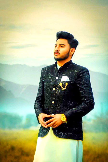 اگر کوئی تم سے اتنی محبت کرے کہ دل کے سارے ہی موسم تمہارے نام کردے
تو تم اس سے بدلے میں محبت کرو یا نا کرو مگر اتنا احساس کر لو
وہ ہنستا ہنستا روئے نہیں
 🙂💔💔