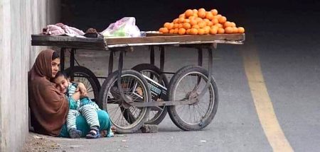 واہ رے زندگی کیا کیا رنگ دکھاتی ہے۔۔۔ایک طرف توحالات سے تنگ باہمت خاتون گہری سوچ میں گم رزق کی تلاش میں انتظار کر رہی تو وہیں اپنی ماں کی گود میں بیٹھا ننھا بچہ اس بات سے بے فکر ہے کہ اس کی آنے والی زندگی کیسی ہوگی اور اس وقت اس کی ماں کن سخت حالات میں ہے پھر بھی اپنے چہرے پہ معصومیت بھری مسکراہٹ سجائے ہوئے ہے۔۔۔اللہ اس کی ماں اور اس پر اپنا خاص کرم کرے
😢😢😔😭😭