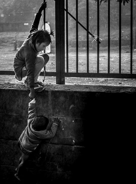 Gerane waly log har roz milte har mor pe magar Thamny waly sachy to gerany walo k itni okat nahi hoti..