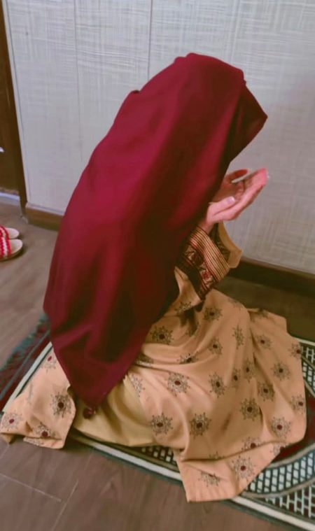 شاید یہی زِندگی کا سب سے کٹھن پہلو ہے،
کہ ہم اَندر سے ٹوٹ رہے ہوتے ہیں،
مگر باہر سے سب کُچھ معمول پر دِکھانا پڑتا ہے۔❤️🩹