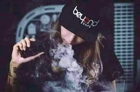 میں کیسے مناؤں تیرا غم؟
۔۔۔🥀
میں تو سگرٹ بھی نہیں پیتی🙂